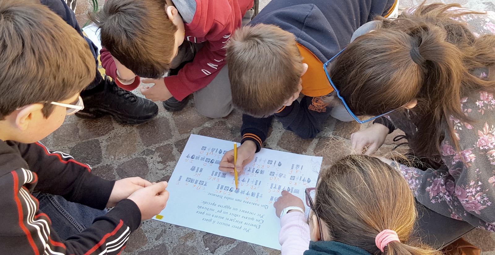 Bambini disegnano durante un'attività didattica della Fondazione Francesco Corni